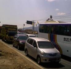Kurang Dari Dua Jam Jalan Raya Nagreg Kembali Padat