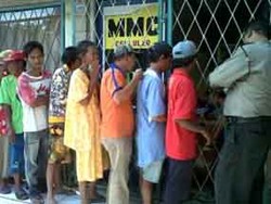 Ratusan Warga Semarang Berdesak-desakan Demi Zakat Mal