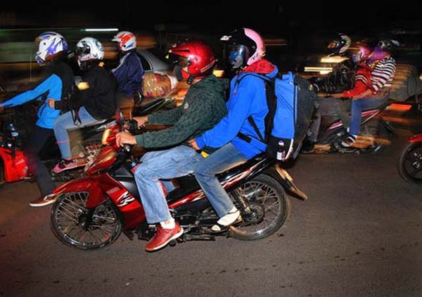 Pemudik Motor Menyemut di Bekasi