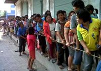 Berdesak-desakan Demi Zakat Mal