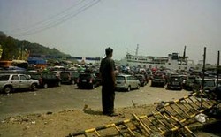 Antrean Kendaraan di Pelabuhan Merak Kacau