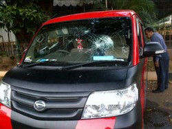 Anggota FPI Rusak Mobil Penjual Miras di Senayan