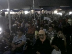 Pemudik di Stasiun Pasar Senen Diajak Goyang Dangdut