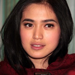 Jessica Iskandar Sambangi Kediaman Habib Rizieq