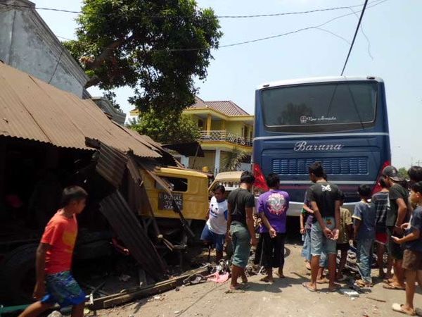 Bus Baruna Seruduk Rumah dan Bengkel 