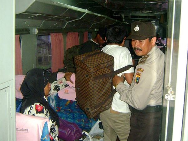 Polres Lumajang Sweeping Penumpang KA