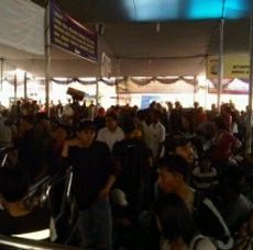 Ratusan Penumpang Tak Bertiket Masih Bertahan di Stasiun Senen