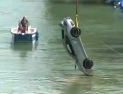 Ups, Porsche 911 Turbo Kecemplung ke Sungai