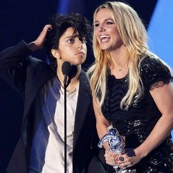 Bergaya Lelaki, Lady Gaga Cium Britney Spears di MTV VMAs 2011