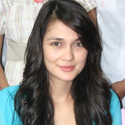 Luna Maya Bahagia Dapat Kado Kaos Bergambar Ariel