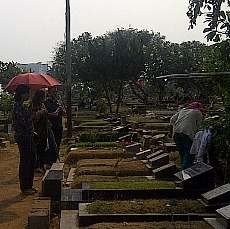 TPU Karet Bivak Ramai Didatangi Peziarah, Pedagang Kembang Sumringah