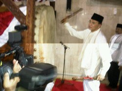 Dug.. Dug.. Menag Pukul Bedug Malam Takbiran di Masjid Istiqlal