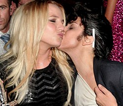 Lady Gaga Cium Britney Spears di MTV VMAs 2011