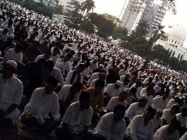 Salat Id di Lapangan Masjid Al-Azhar