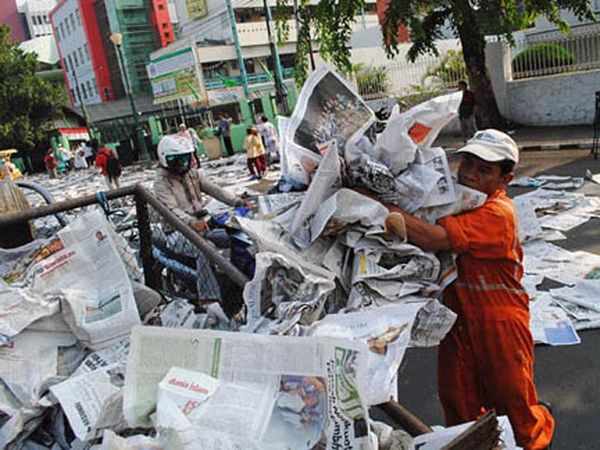 Mengais Sampah Sisa Jamaah