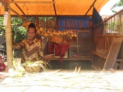 Lebaran Tiba, Kulit Ketupat Wahab pun Laris Manis