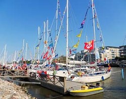 Menunggu Maghrib di Antara Kapal 