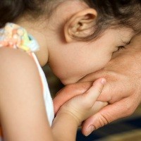 Cium Tangan Pakai Hidung Maupun Pipi Aman Asal Cuci Tangan