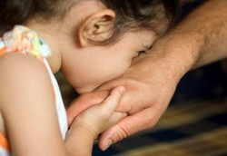 Tradisi Cium Tangan di Hidung dan Pipi Aman Asal Cuci Tangan