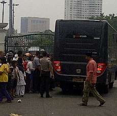Diiringi Lagu Religi, Peserta Open House SBY Mulai Memasuki Istana