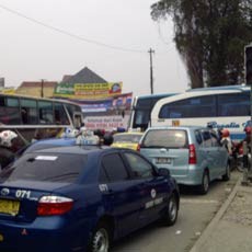  Pengendara Tak Disiplin, Simpangan Depok Macet Parah