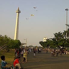 Ribuan Orang Rekreasi di Monas Sambil Bermain Layang-layang