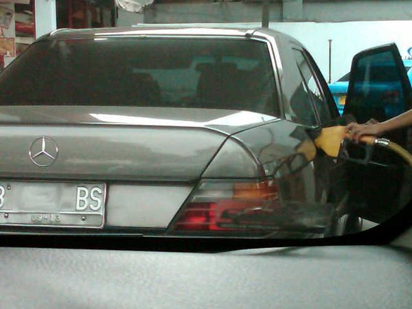 Mobil Mewah Menenggak BBM Premium