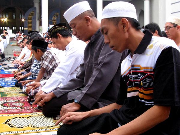 Salat Id di Masjid Al-Akbar Surabaya