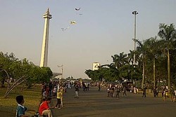 Ribuan Orang Rekreasi di Monas Sambil Bermain Layang-layang