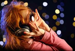 Tuna Rungu Berdisko dengan Bahasa Isyarat dan Lantai Getar