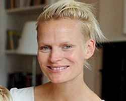 9 Hari Pasca Melahirkan, Model Ini Langsung Kerja