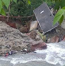 Petugas Pasang Tanggul Penahan di Pintu Air Kalimalang