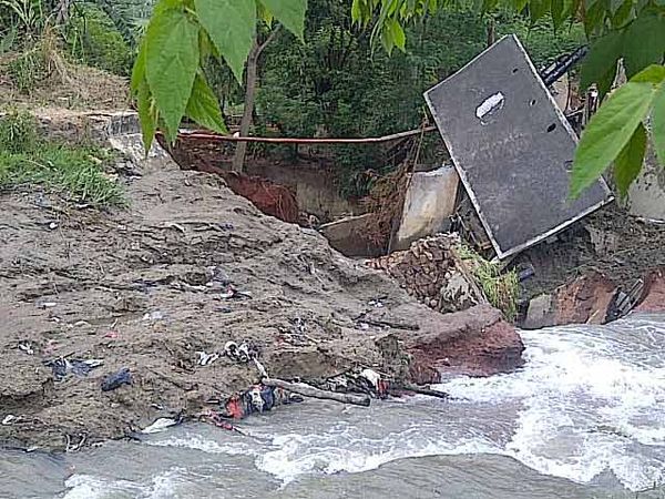 Pintu Air Kalimalang Jebol