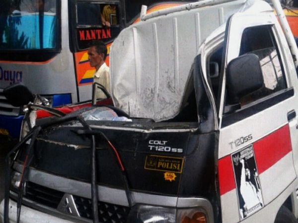 Pohon Tumbang Timpa Mobil