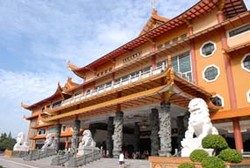 Libur Lebaran, Maha Vihara Maitreye Medan pun Ramai