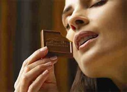 Makan Cokelat dan Tetawa Bikin Jantung Sehat