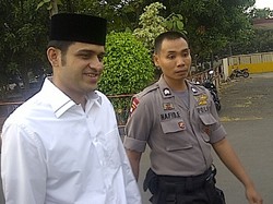 Nazaruddin Sumringah Dikunjungi Sang Nenek