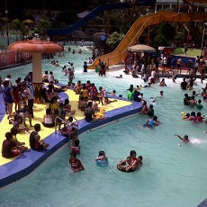 Ribuan Wisatawan Lokal Serbu Kolam Renang Karang Setra