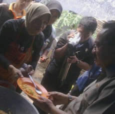 Foke Cicipi Nasi Goreng & Rendang Jatah Pengungsi