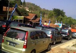 Sepi Pembeli karena Lalin Dialihkan, Pedagang di Nagreg Demo