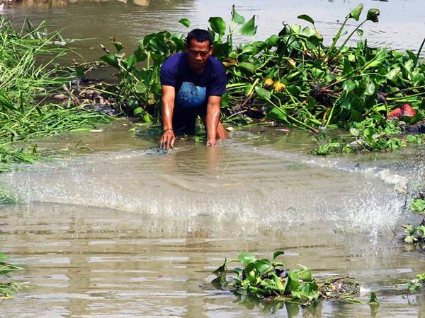 Mengais Rejeki di Tanggul Jebol Kalimalang