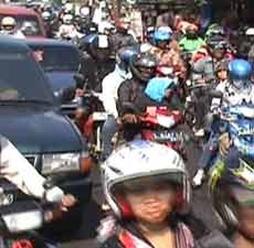 200 Kendaraan Per Menit, Pertigaan Mengkreng Mengular 10 Km