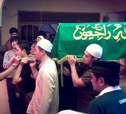 Saipul Jamil Ikut Gotong Tandu Istrinya Menuju Masjid