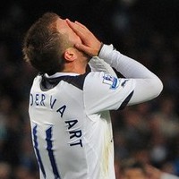 Spurs Ditinggal Van der Vaart 6 Pekan