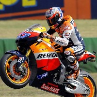 Stoner Raih Pole Position