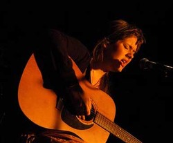 Lagu Tema Film James Bond Terbaru Diciptakan Adele?