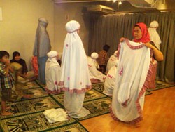 Musala di Citos, Adem Meski Dekat Tempat Parkir