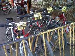 Ragunan Padat Pengunjung, Pengusaha Rental Sepeda Malah Merugi