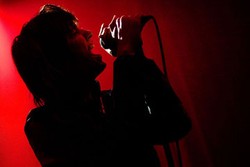 Vokalis The Strokes Jadi Bintang Iklan Produk Parfum Perancis