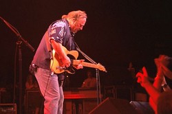 Buffalo Springfield Lagi-lagi Tunda Tur Reuni